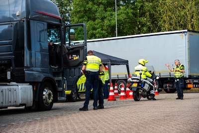 Meerdere vrachtwagens door politiemotoren van Merwedebrug gehaald