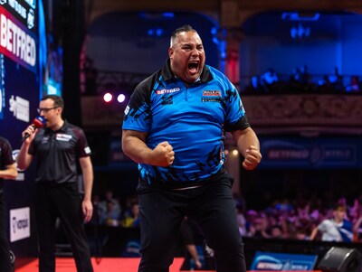 Darter Jermaine Wattimena in tranen na eerste PDC-titel: ‘Eindelijk heb ik er een!’