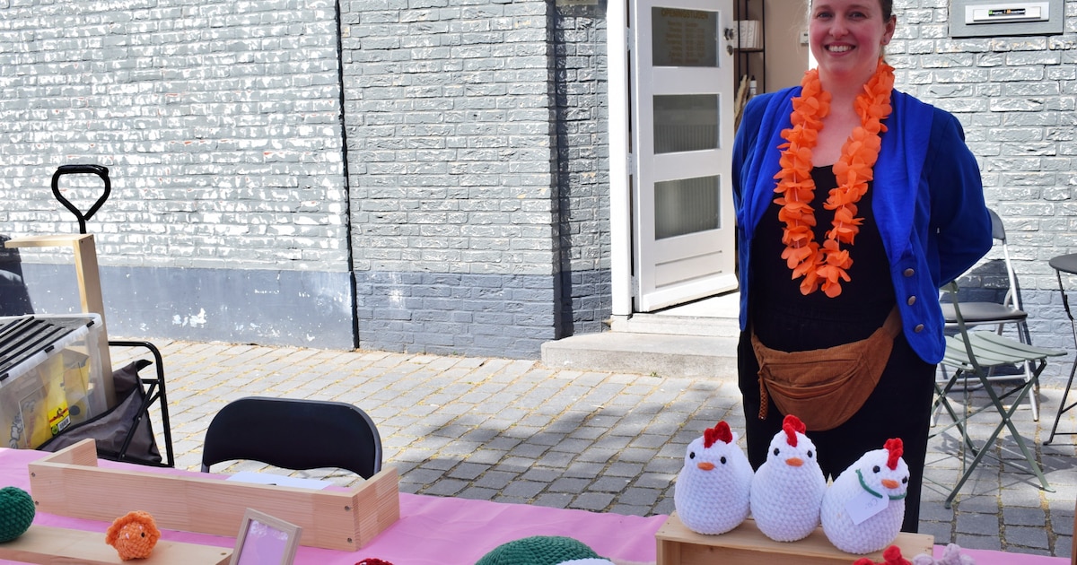 Peggy’s zelfgehaakte knuffels zijn een hit op de vrijmarkt: ‘Over zo’n draak doe ik drie uur’