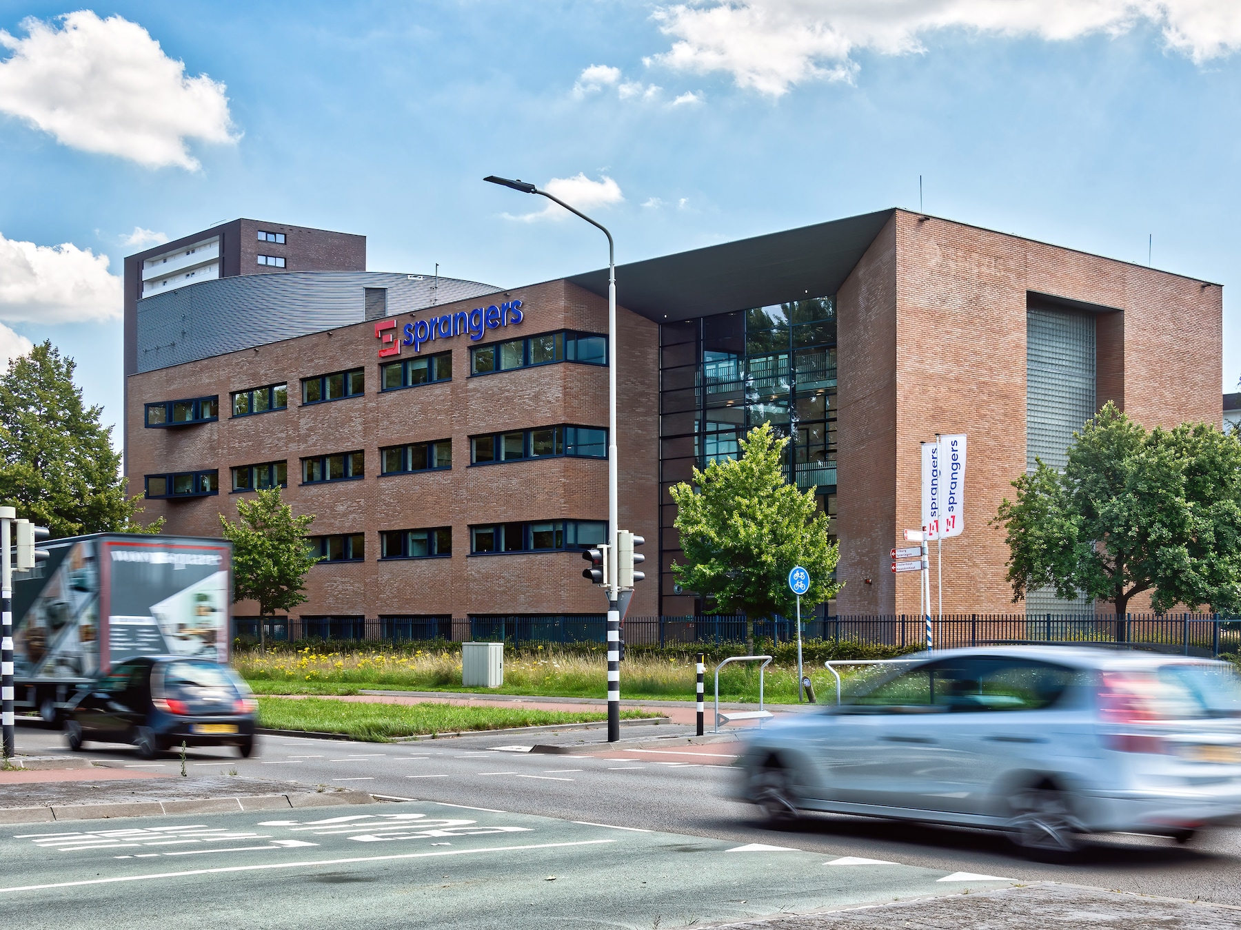 Het hoofdkantoor van bouwbedrijf Sprangers in Breda gezien van de noordelijke rondweg.