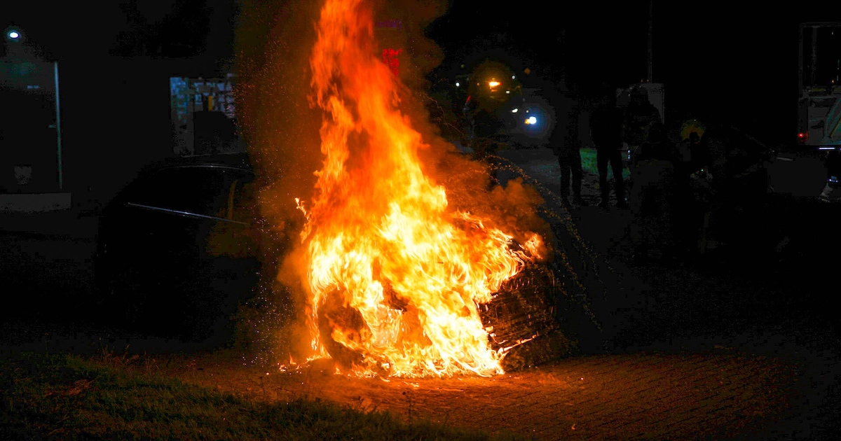 Auto in opdracht in brand gestoken: ‘Was bang dat neppe naaktfoto naar mijn ouders werd gestuurd’