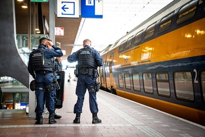 Reizigers meer dan een half uur vast in trein op Rotterdam Centraal, arrestatieteam doet onderzoek