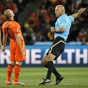 Sneijder is het niet eens met een beslissing van scheidsrechter Webb. FOTO ANP.
