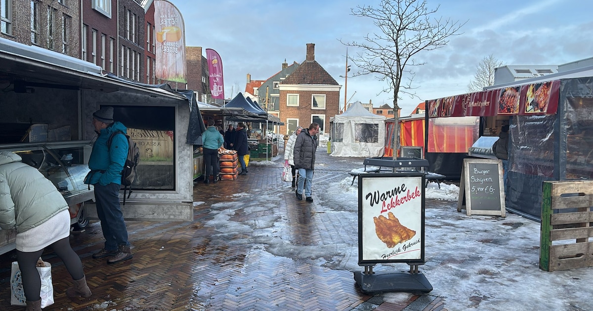 Toch een weekmarkt in Zevenbergen nadat een boer het plein sneeuwvrij maakte
