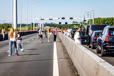 Brug al bijna vier uur gestremd: bestuurders wachten in brandende zon, hulpdiensten massaal aanwezig