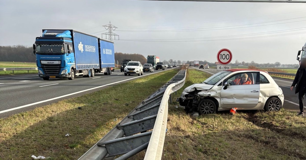 Auto botst tegen vangrail langs A58 bij Wouwse Plantage, rijstroken dicht door grote schade
