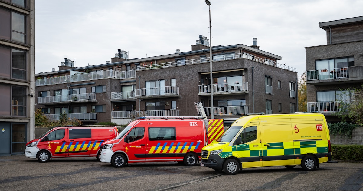 Bewoner probeert brand in bijgebouw zelf te blussen, ademt rook in en wordt naar het ziekenhuis gebr