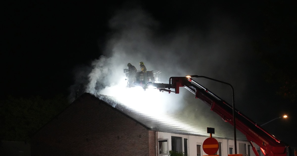 Zolderbrand slaat uit dak van woning in Oosterhout, huis is onbewoonbaar verklaard