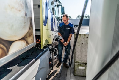 Elektrische vrachtwagens staan klaar, maar laadpalen en stro