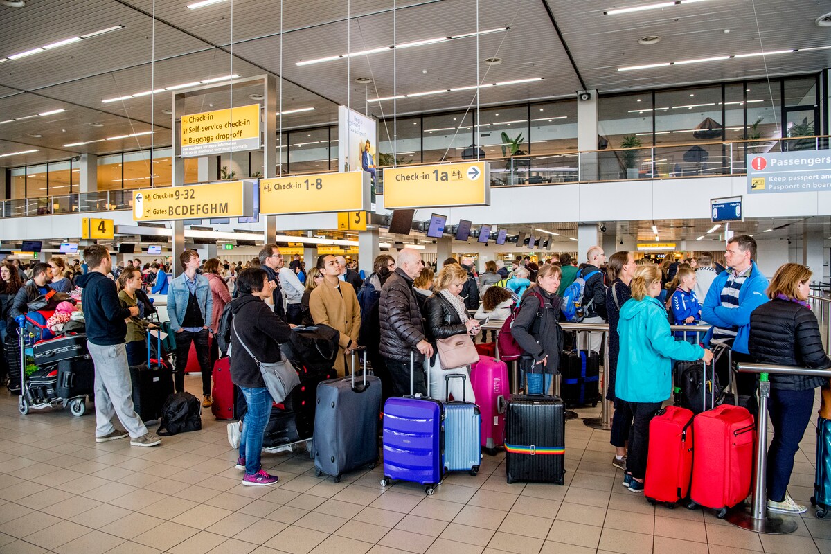 Topdrukte op Schiphol. Vorig jaar werden meer vliegtickets verkocht dan ooit.
