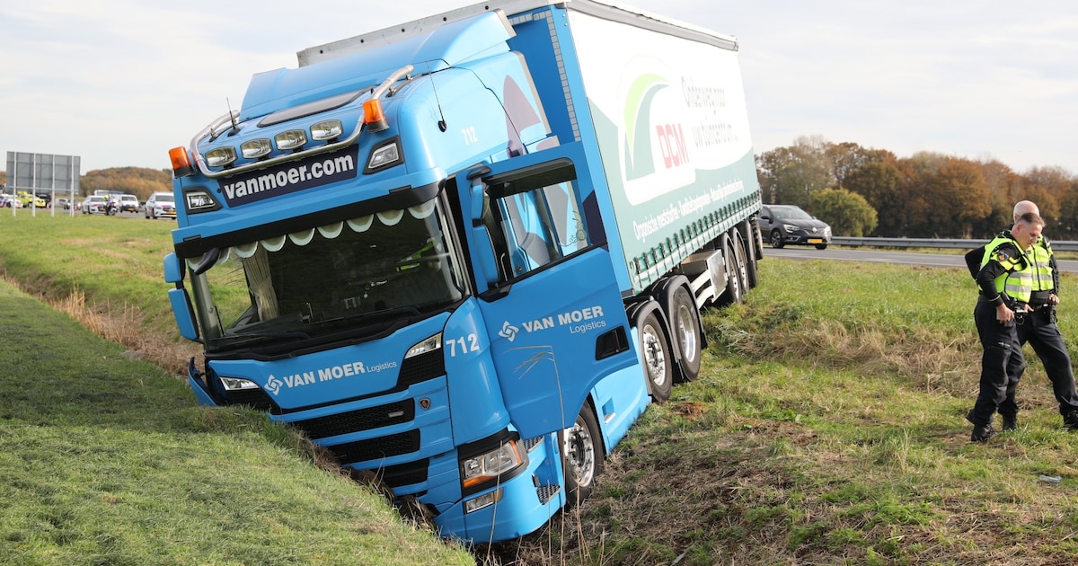 Vrachtwagen raakt van de weg op A4 bij Woensdrecht, uur vertraging richting Zeeland