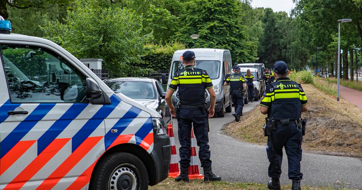 Politie houdt grote verkeerscontrole op Oosterhoutseweg in Teteringen | Foto