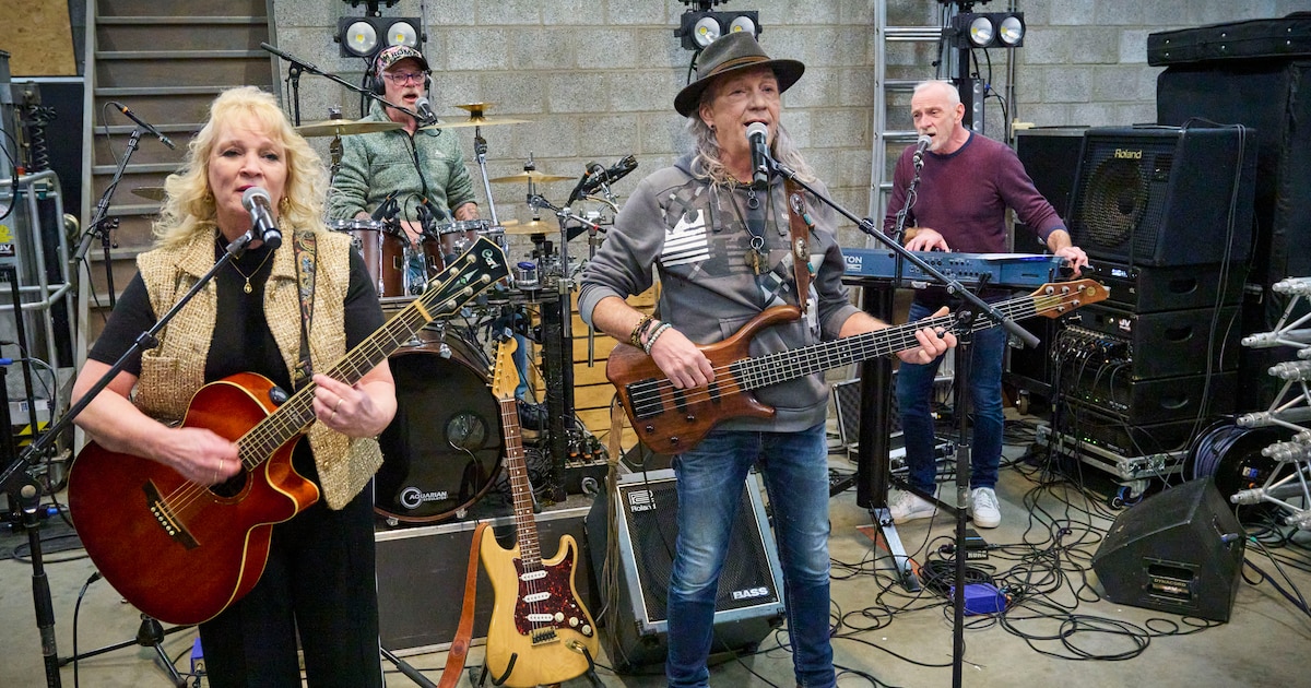 Zangeres Pearl treedt op in Beugen