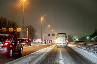 https://images.bndestem.nl/MzZhN2ZhOGYwYzcxMjE4Y2FiOGIvZGlvLzI2ODI2MTUzMS9maXQtd2lkdGgvNDAw/2026-01-05-07-06-43-rotterdam-verkeer-in-de-ochtendspits-op-de-a13-er-is-een-weerwaarschuwing-afgegeven-vanwege-sneeuw-en-gladheid-robin-utrecht-anp