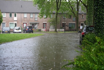 Woonwijk in Rijen vol water door hevige regenval