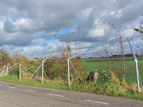 Langs de Kreekdijk en Weeldijk bij Standdaarbuiten zijn door storm Benjamin opnieuw vleermuisschermen stukgewaaid.