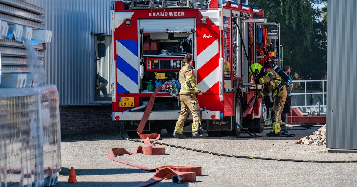 Brandweer rukt uit voor brand in loods in Rijsbergen, vuur ontstaat tijdens werkzaamheden