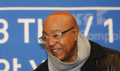 https://images.bndestem.nl/MzdjZDIwYjA4M2E1ZDkxNzk3MmYvZGlvLzI3NDI3MDI1Ny9maXQtd2lkdGgvNDAw/epa05665060-us-pop-singer-peabo-bryson-smiles-during-a-press-conference-promoting-the-production-of-the-one-k-global-campaign-song-at-sangam-ytn-media-hall-in-seoul-south-korea-08-december-2016-the-campain-seeks-to-raise-awareness-of-korean-reunification-efforts-and-promote-regional-stability-through-cultural-exchange-and-music-epa-kim-hee-chul