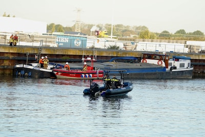 Vrachtschip botst op aanmeerpaal bij Amertakbrug en begint te zinken, duikers bekijken schade