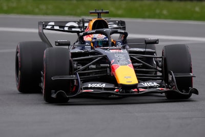 Klagende Max Verstappen komt niet verder dan zesde startplek, George Russell deelt met pole nieuw tik uit aan teamgenoot