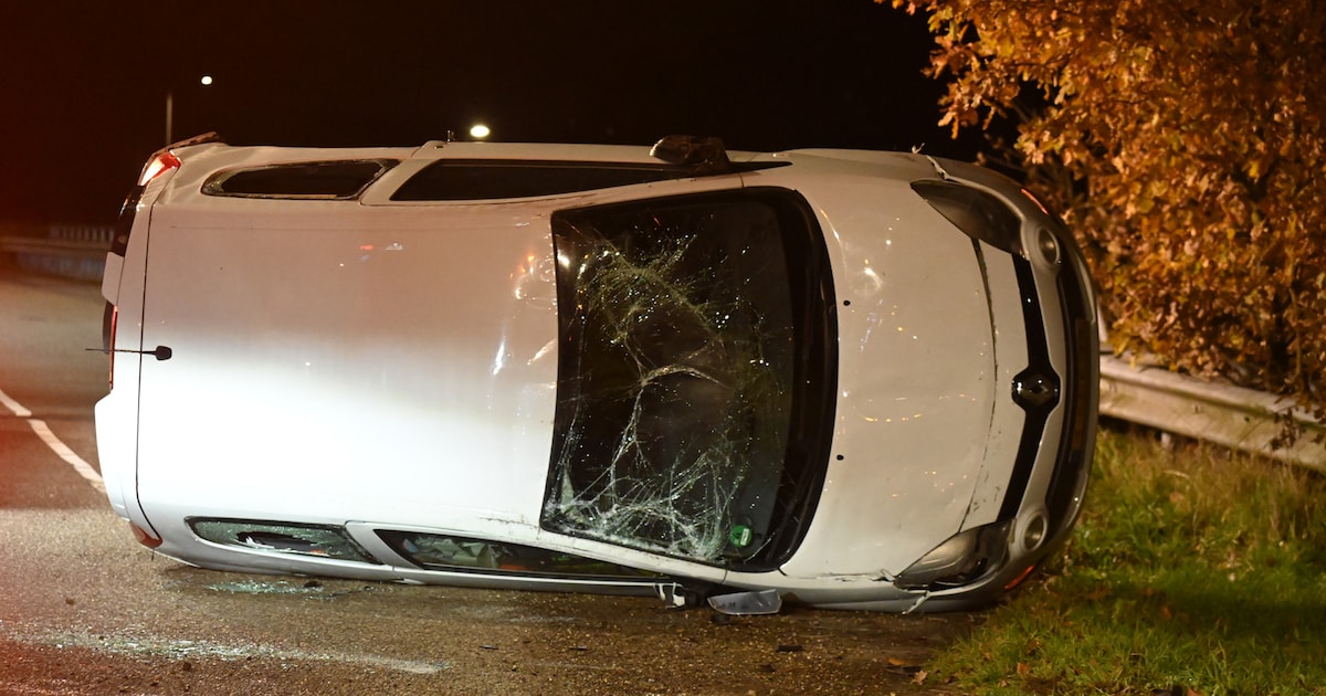 Een gewonde bij botsing tussen twee auto’s in Etten-Leur: een voertuig belandt op de zijkant