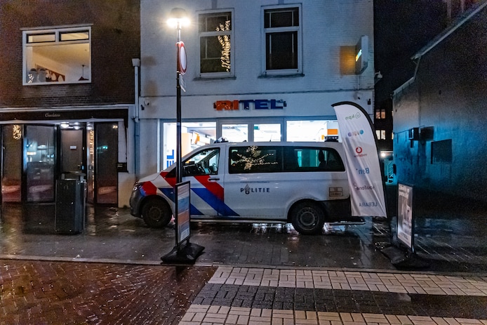 Politie bij de telefoonwinkel kort na de gewapende overval.