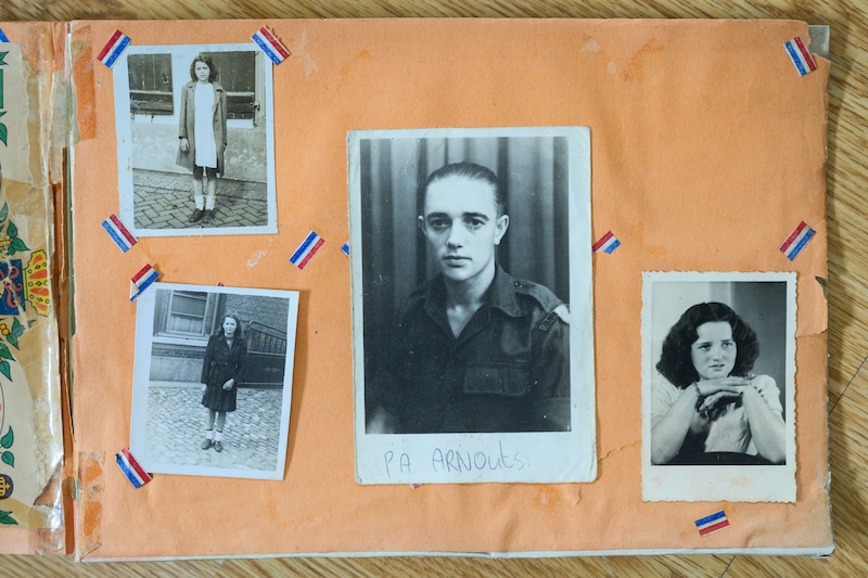 De opa van Guus in het midden, iemand anders heeft daar ‘Pa Arnouts’ bij gezet. De vrouwen op de foto’s zijn naar verluid zijn zussen.