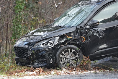 Auto rijdt van A27 af bij Oosterhout door gladheid, bestuurder gewond