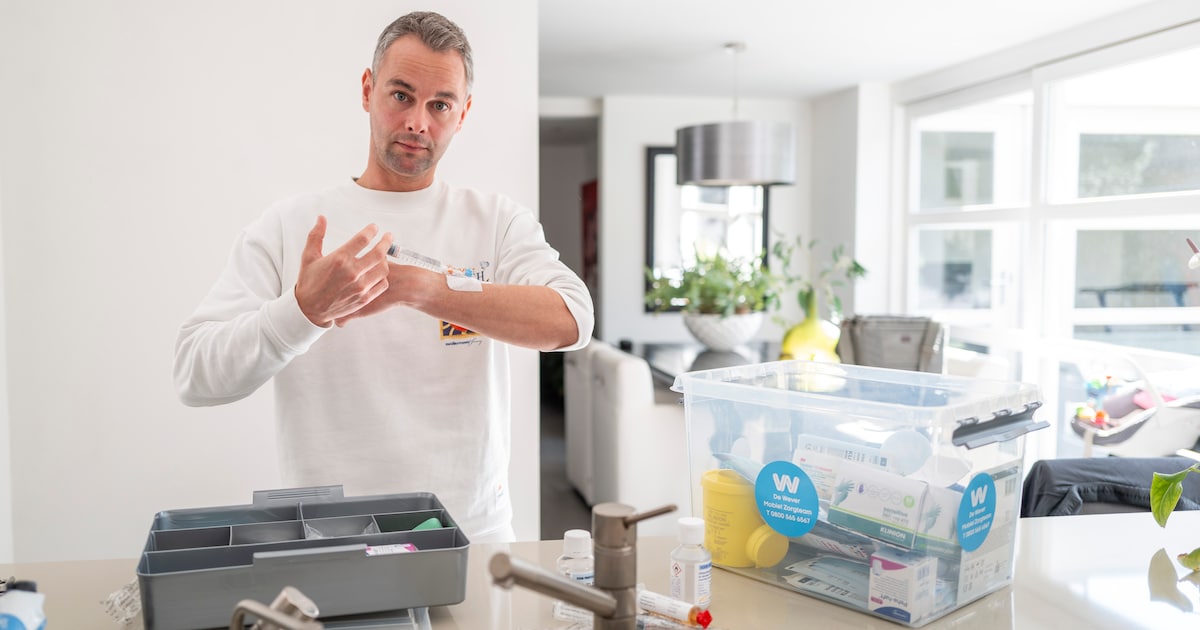 Geen weken meer in het ziekenhuis, waarom Stef (35) zijn antibiotica thuis via een infuus krijgt: ‘B