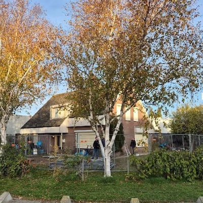 Kraakpand met 12 bewoners in Roosendaal ontruimd, vier gestolen voertuigen bij woning ontdekt