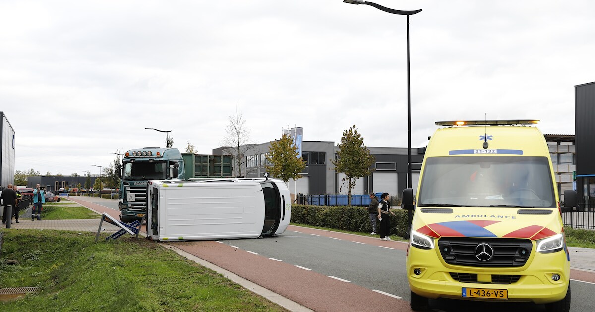 Busje met zeven inzittenden kantelt na aanrijding met vrachtwagen in Haps