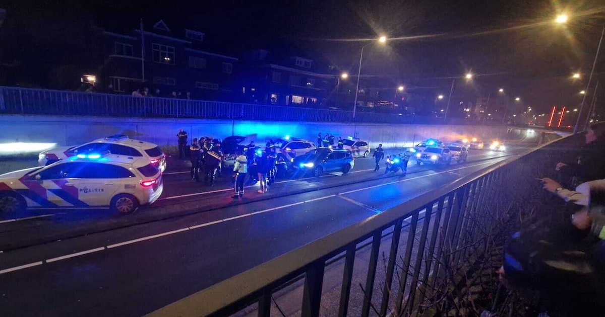 Politie rijdt met 11 auto’s drietal klem in Breda, actie trekt veel bekijks