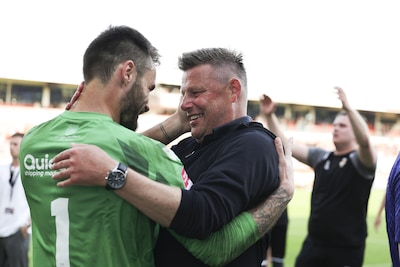 Willem II-trainer barst in tranen uit na promotie: 'Ik moest heel erg aan mijn vader denken'