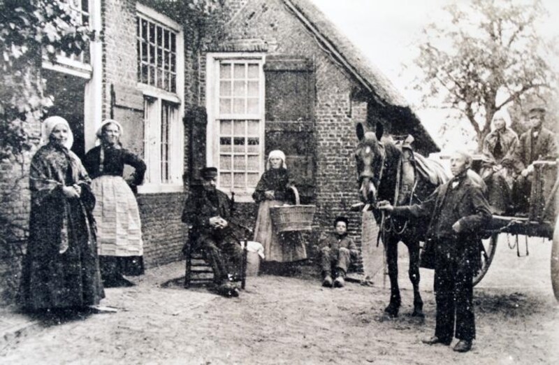 De Laarhovense hoeve uit 1710 staat al drie eeuwen overeind. Het huidige adres is Seminarieweg 26. Het sterk gelijkende buurpand (op de plaats van het huidige nr. 26) werd door Van Campen in de as gelegd.