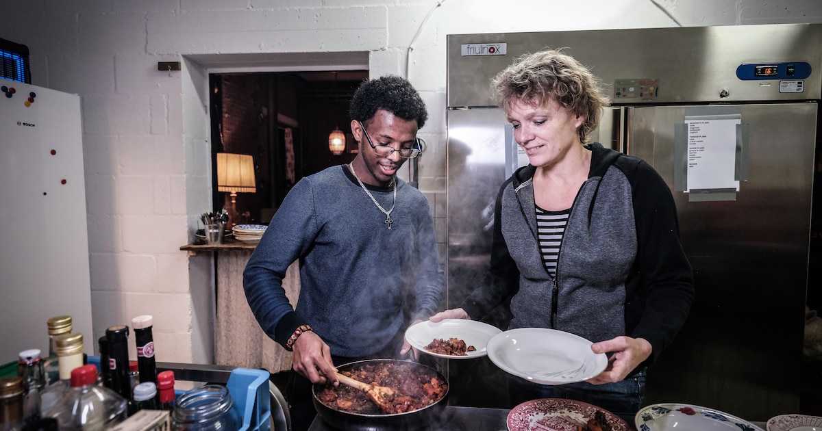Eritrees eten in buurtkeuken Boezem & Co in Oud-Beijerland op 21 juli