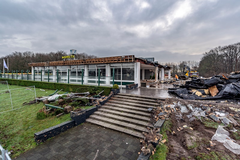 De sloop van het oude pand.