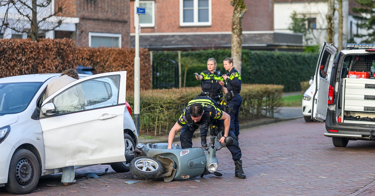 Scooterbestuurster komt hard ten val na botsing met auto in Breda