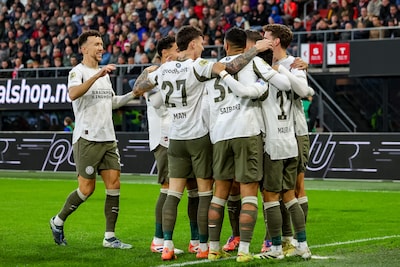 Oppermachtig PSV haalt uit tegen AZ, Guus Til maakt hattrick