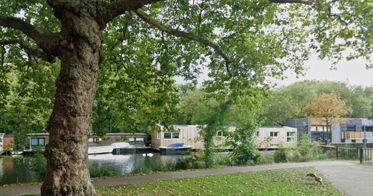 Een (natte) droom: deze woonboot in Crooswijk is een drijvende villa ...