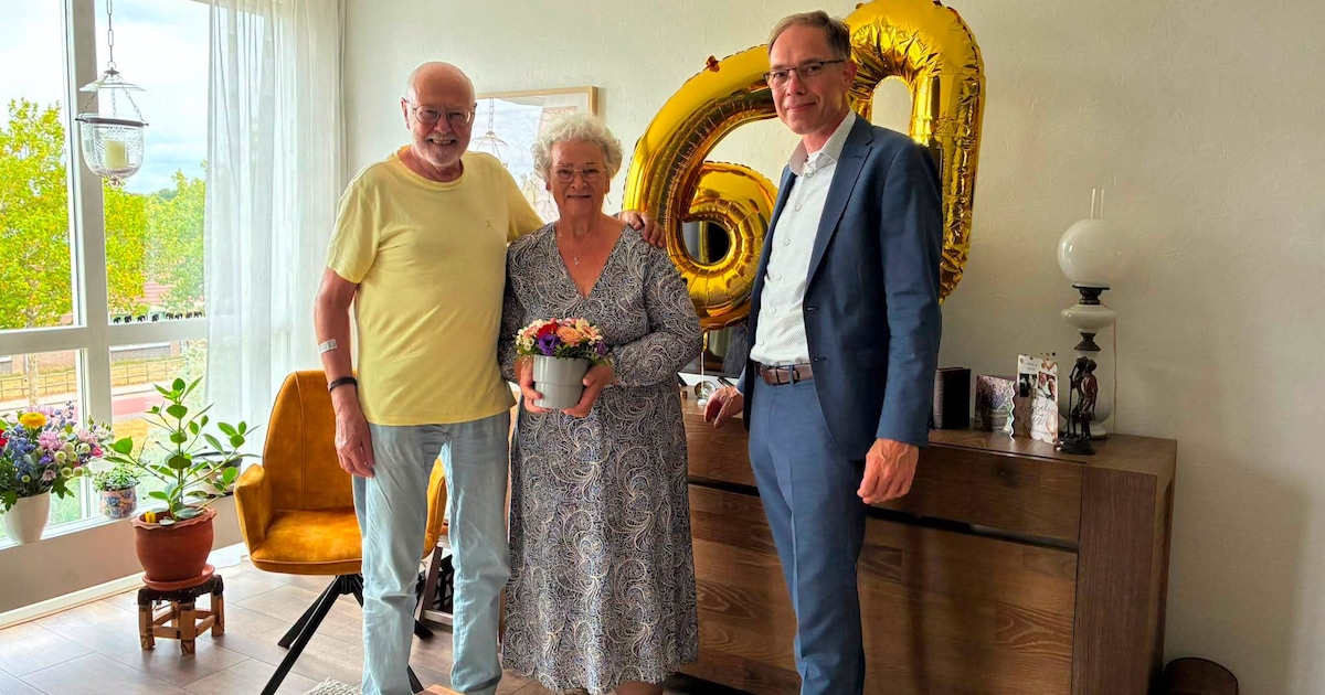 Wethouder feliciteert diamanten echtpaar Wisse-Hoek in Tholen