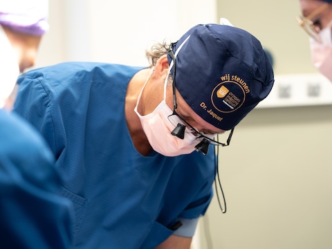 Chirurgen voeren vijftig ooglidcorrecties uit om kinderen met kanker te  helpen (en halen 80.000 euro op) | Hoeksche Waard | BN DeStem.nl