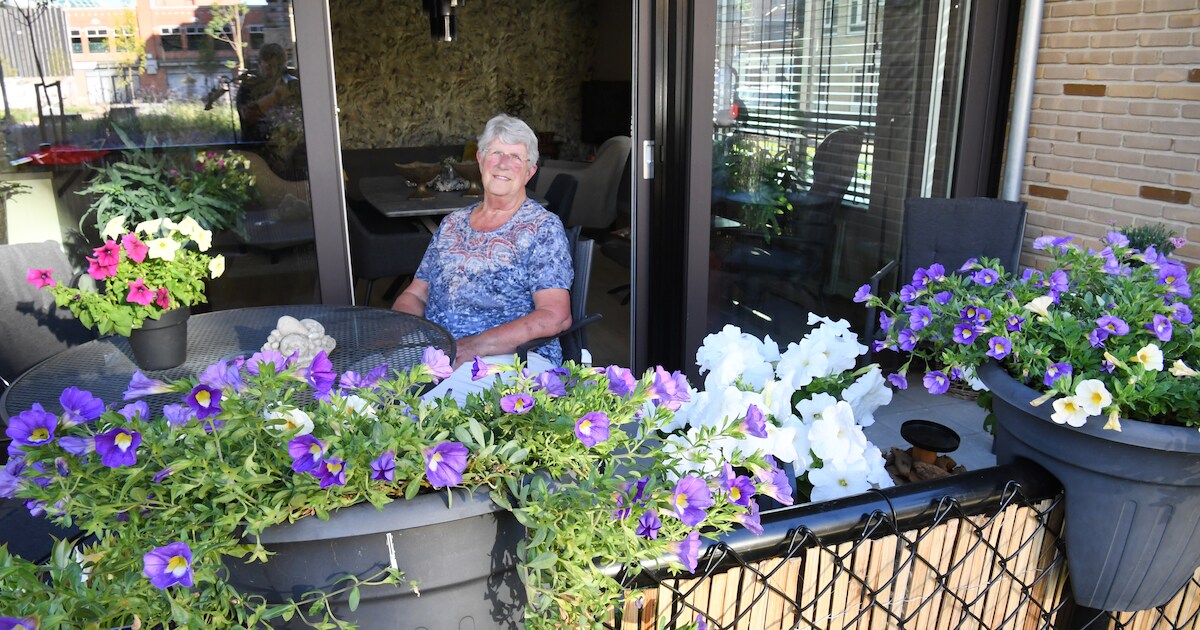Jeanne (79) transformeerde een kaal balkon in een kleurrijke verzameling potten en bakken