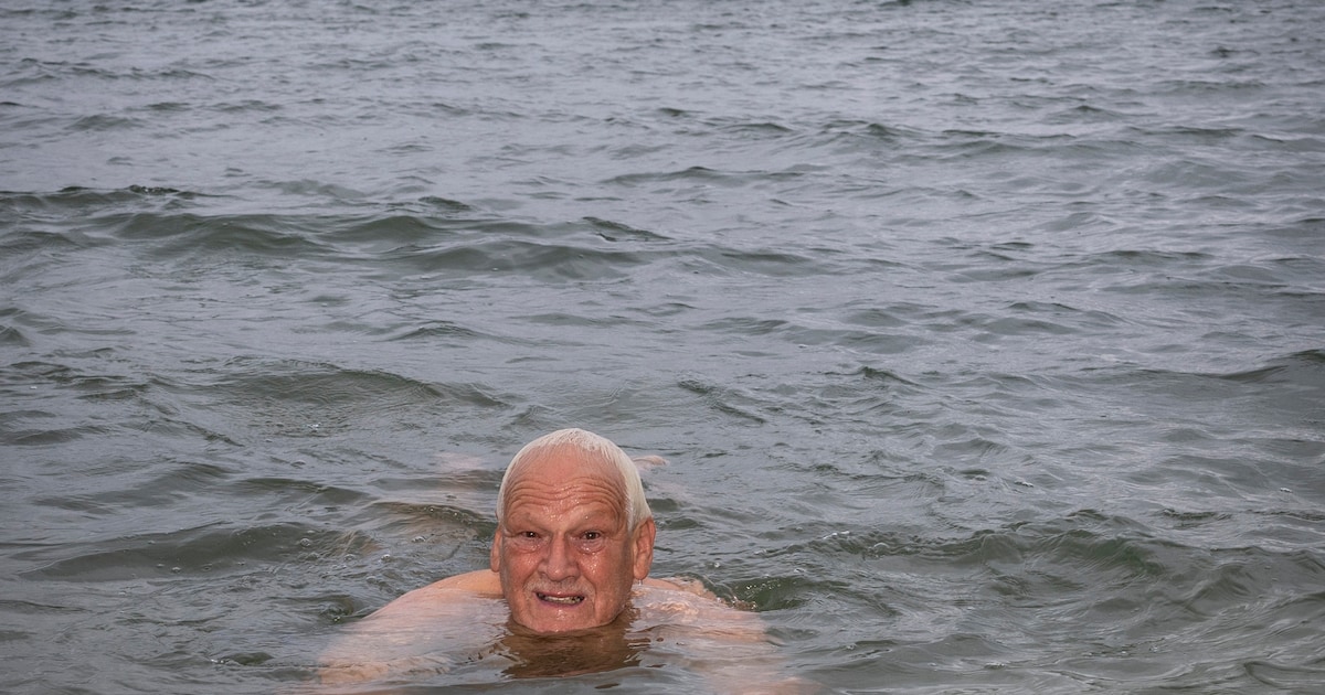 Chris Koopman zwemt elke dag in de Oosterschelde: ‘Het is zo helder en schoon, kijk maar’