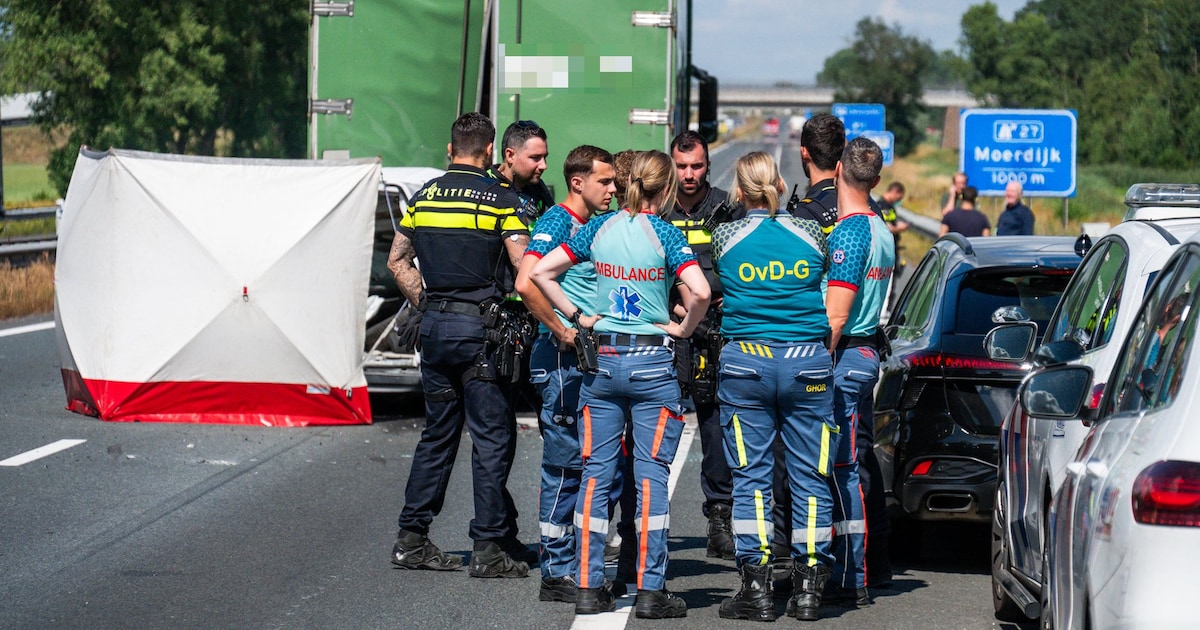 A17 richting Moerdijk urenlang dicht na ernstig ongeluk met vrachtwagen en bestelbus