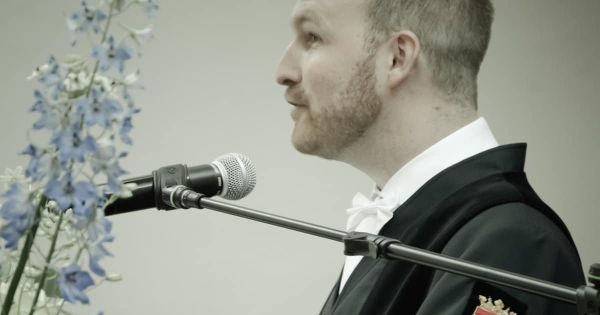 Kostte kritische column hem zijn baan? Voormalig trouwambtenaar Dongen wil onderste steen boven