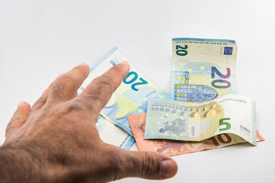 Nep-dakdekker (38) belooft schade te repareren, maar komt na een voorschot nooit opdagen