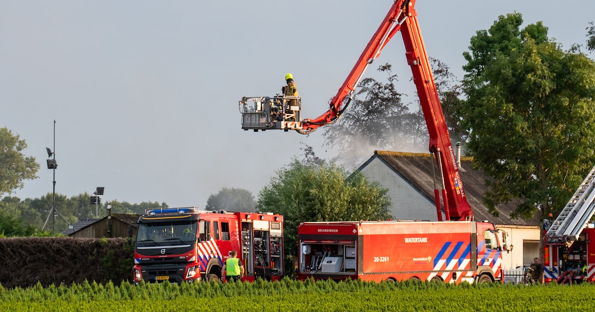 Brand in schuur in Achtmaal, brandweer voorkomt overslag