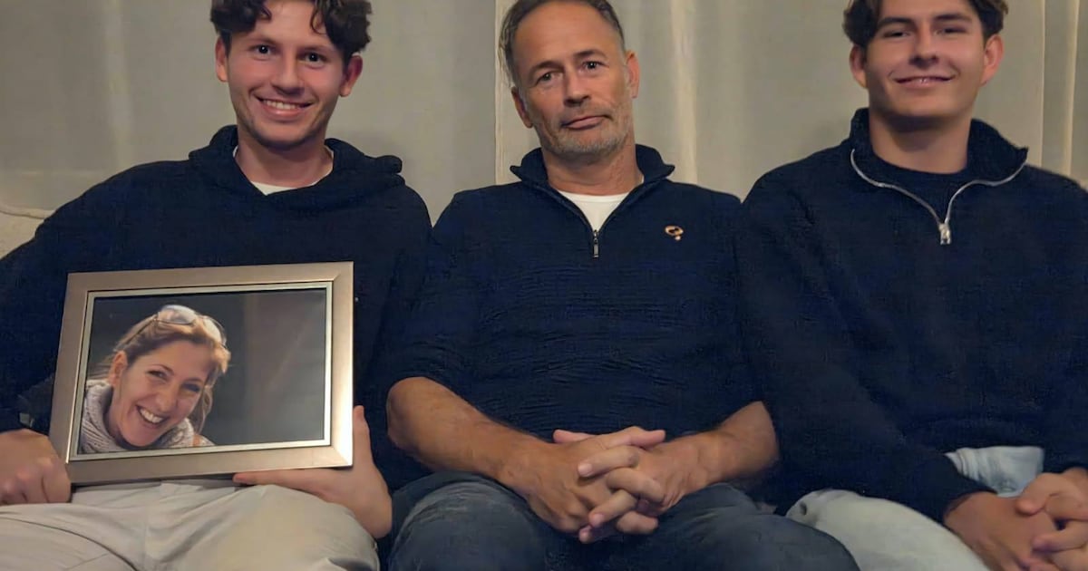 “We missen mama nog altijd, maar wij zijn een hecht trio geworden”: vader en twee zonen organiseren 