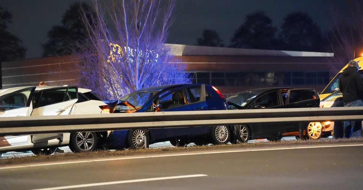 Zes voertuigen botsen op de Midden-Brabantweg bij Waalwijk