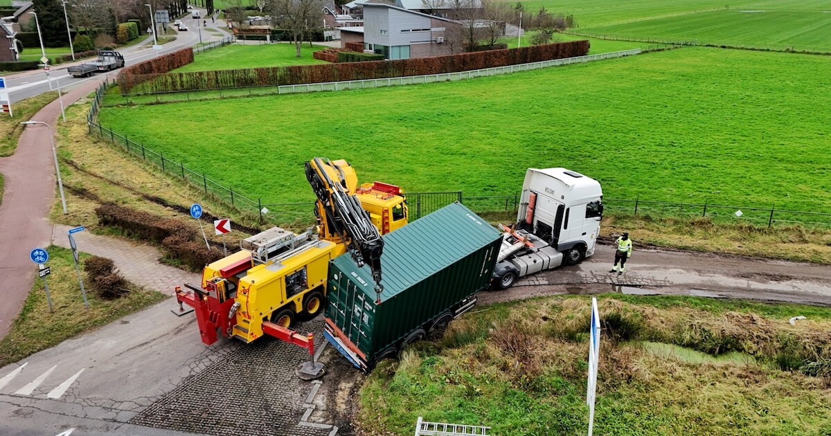 Vrachtwagen haalt draai niet en komt met trailer vast te zitten in sloot in Berkel-Enschot